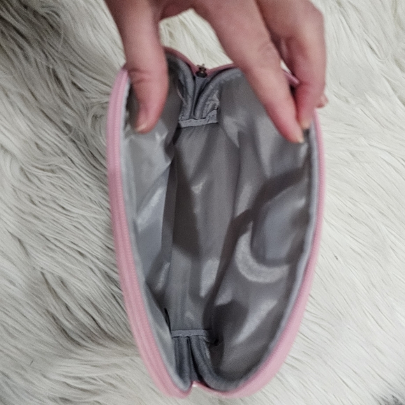 Tahari travel cosmetic bag set new - Picture 2 of 12